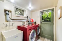 Bright 1BR Near UW & Local Parks - Bungalows