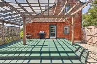 Coastal Abode w/ Beach Views, Walk to Beach & Bars - balcony