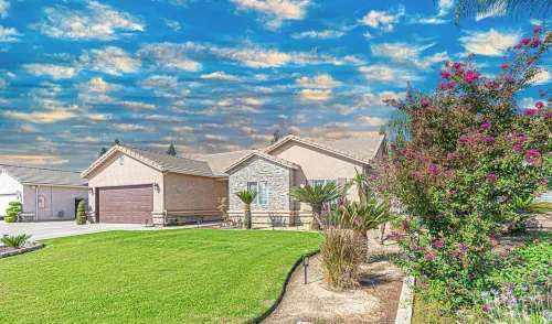 Beautiful Home with Pool & Hot Tub close to National Parks Hotels in Selma