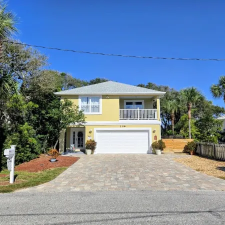 1ST STREET II BEACH HOUSE, UPDATED DOG FRIENDLY  FENCED IN YARD 1 BLOCK TO BEACH