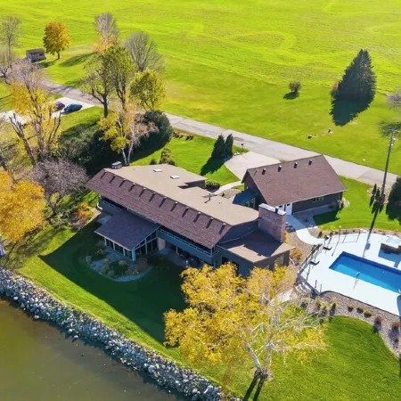 Lakeside Getaway - Games, HotTub & Space to Gather