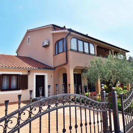 Apartment With Terrace & Lovely Garden