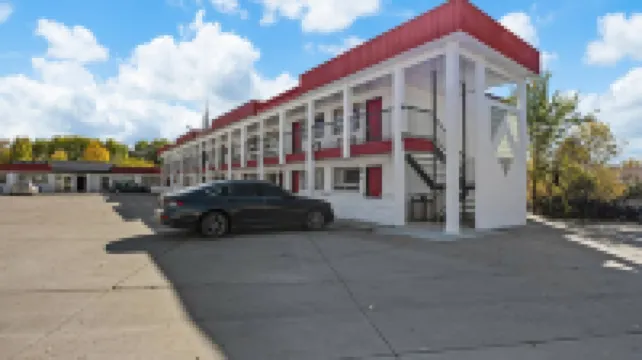 เรดแอร์โรว์อินน์แอนด์สวีทส์, อะทราเวลลอดจ์บายวินด์แฮม โรงแรมใน