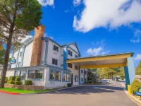 Days Inn & Suites by Wyndham East Flagstaff Hotels near Fatman's Loop Trail