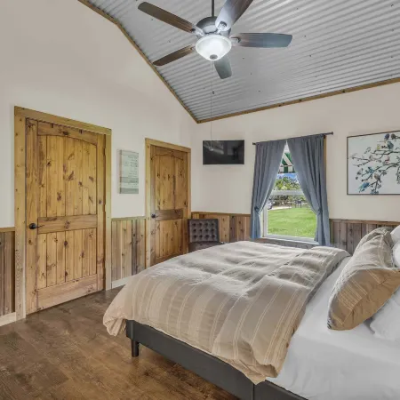 Farmhouse Charm 10 Min to Downtown, Pet Friendly!