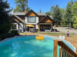 4 Br Seabrook Farmhouse Retreat + Hot Tub & Swimming Pool on 7.5 Acre Berry Farm
