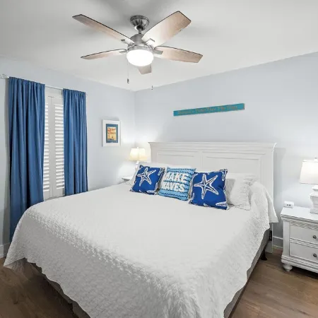 Condo IS on the Beach! 240+ 5-Star Reviews - Tiki Bar - 3 Pools - 2 Hot Tubs