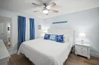 Condo IS on the Beach!  240+ 5-Star Reviews - Tiki Bar - 3 Pools - 2 Hot Tubs - شرفة