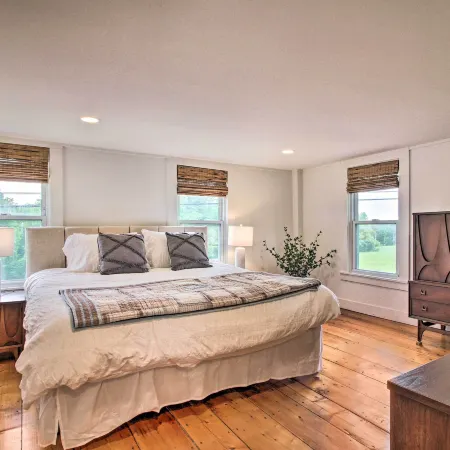 Renovated Farmhouse < 1 Mile to Okemo Mountain!