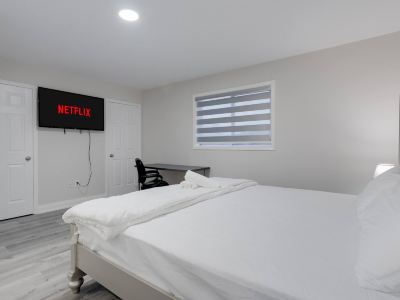 Private King Room with Full Bathroom in Prime Vaughan Location