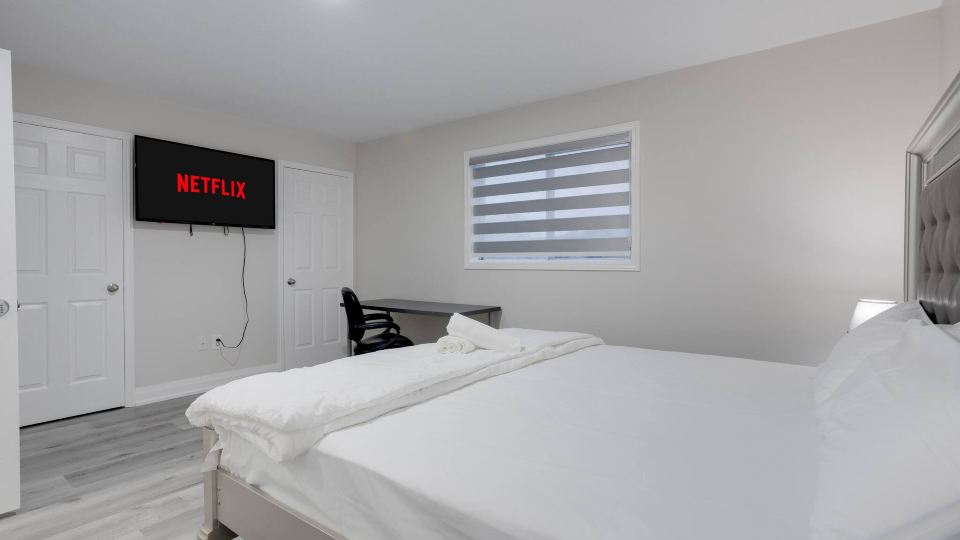 Private King Room with Full Bathroom in Prime Vaughan Location