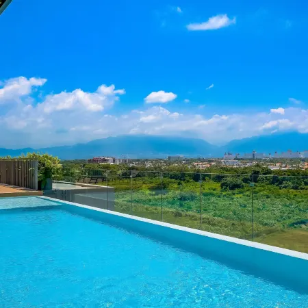 Modern Condo With Breathtaking Views, Infinity Pool, and en Suite Bedrooms