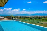 Modern Condo With Breathtaking Views, Infinity Pool, and en Suite Bedrooms - 3-Star