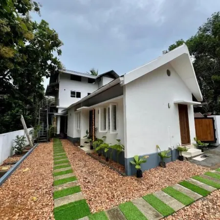 Little Chandhana Guest House