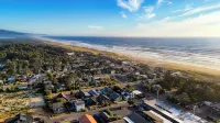 Walk to Beach & Shops Fireplace, Patio Dining & Firepit at Manzanita Ave