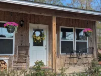 Cozy Cottage on Our Private Lake and 75 Wooded Acres 塞誇奇縣住宿飯店