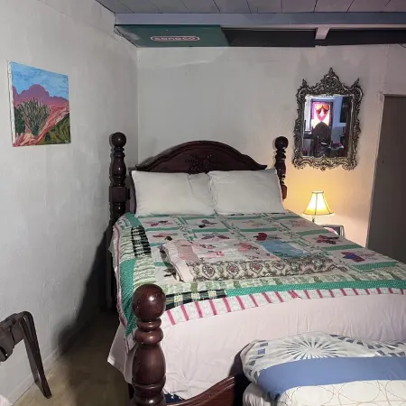 Charming bungalow with WiFi and AC in welcoming Van Horn