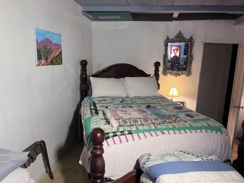 Charming bungalow with WiFi and AC in welcoming Van Horn