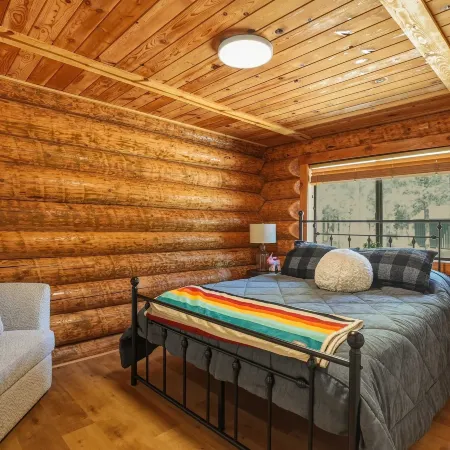 Lucky Logger Cute and Cozy Cabin Getaway