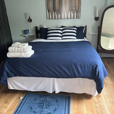 1 bed/ba lakeside cottage, large deck, west side of Seneca Lake. Pet Friendly!