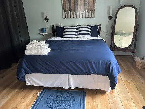 1 bed/ba lakeside cottage, large deck, west side of Seneca Lake. Pet Friendly!