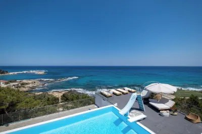 Icarus Luxury Beachfront Villa Hôtels à : 