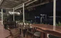 Harleys Pub and Hotel - parking