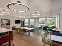 La Quinta Inn & Suites By Wyndham Kelowna Bc Hotels near Black Mountain