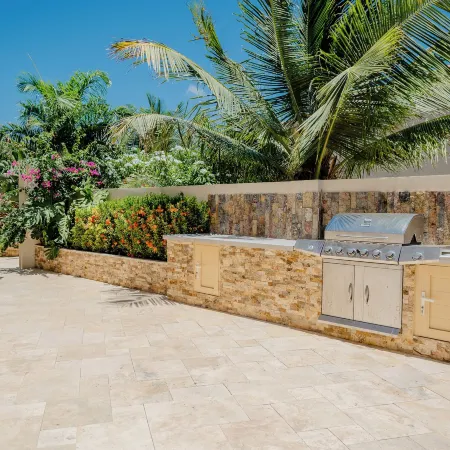Spacious 4-Bedroom Apartment 2 km from Eagle Beach