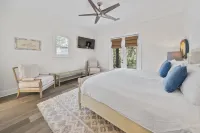 Playin Hooky 4 Bedroom Home by RedAwning - Parvekkeita
