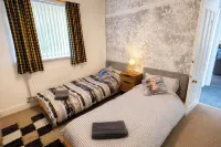 4-Bed - Sleeps 8 - Free Parking - 2-Star