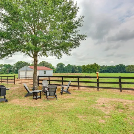 Family-Friendly de Kalb Getaway w/ Fire Pit!