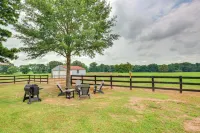 Family-Friendly de Kalb Getaway w/ Fire Pit! - 2-Star