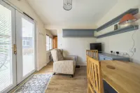 Studio Retreat Sleeps 1 - Parking & Wifi - 2-Star