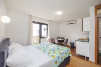 Charming Studio Rental with Garden View in Malinska, Croatia - 4성급