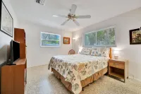 Coastal Home w Hot Tub Firepit and Music Lounge - Wi-Fi