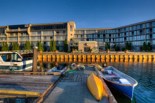 Oceanfront Suites at Cowichan Bay - Parkplatz