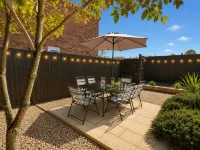 Spacious Corby House | Sleeps 8 | Patio & BBQ - 2-Star