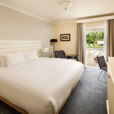 Sunday London Staines-upon-Thames Heathrow T5 Отели в г. Стейнес