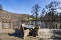 Riverbank- Glass-Fronted Riverside Stay -Hot Tub - Alojamientos