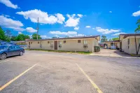 Cypress Inn Motel by OYO West Monroe I-20 - parking