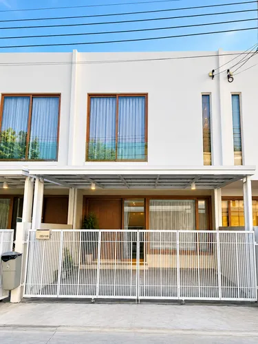 รูปภาพของSpacious 3-Bedroom House with Shared Pool Near Mega Bangna and Suvarnabhumi
