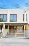 Spacious 3-Bedroom House with Shared Pool Near Mega Bangna and Suvarnabhumi - บังกะโล