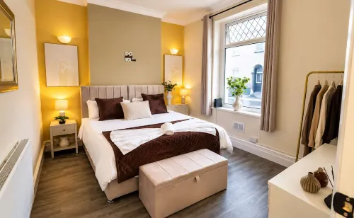 Luxury 6BR Retreat - Sauna HotTub and Free Parking - Jakuzi