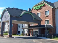 Wyndham Garden Appleton - parking