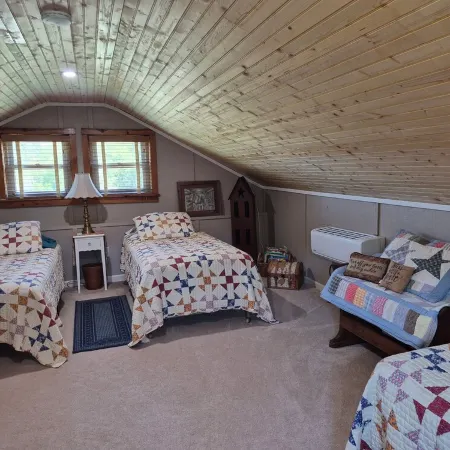 Cozy Cabin Near Nashville, TN ~ Surrounded by Beautiful Farmland with Lots to do