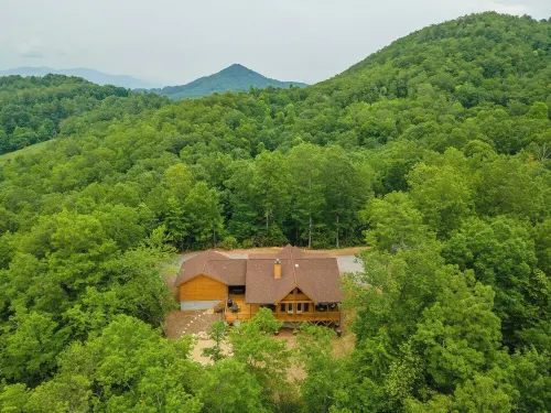 Dream Mtn~Hot Tub+Fire Pit+Grill~Fireplace & WiFi! - 3-Star