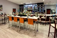 Marriott East Lansing at University Place - bar