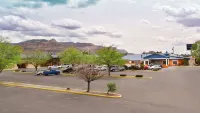 The Classic Desert Aire Hotel - parking
