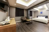 Suncheon Sloth Hotel - parking
